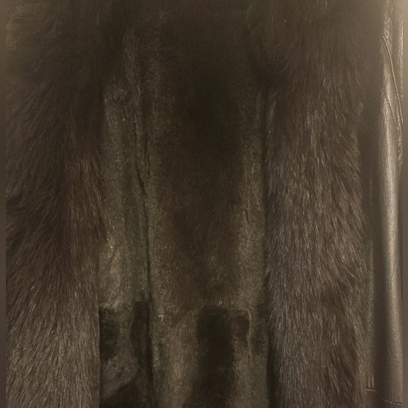 Vintage leather coat with fox fur trim. Lined with sheer ed fox inside! - Picture 3 of 7